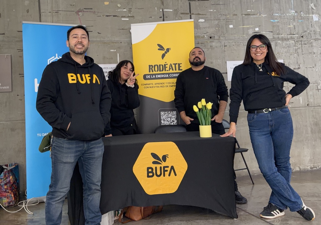 Equipo BUFA presente en una actividad para emprendedores