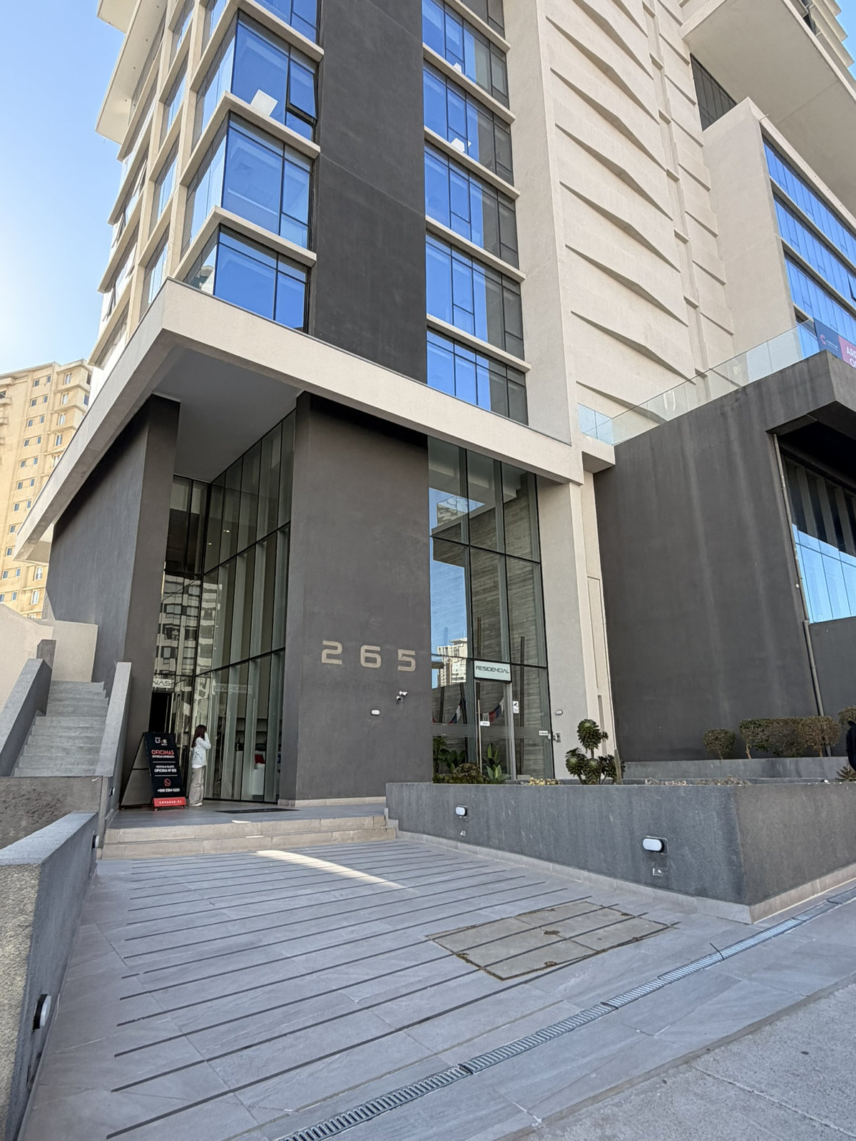 Acceso al edificio donde se encuentra BUFA en Reñaca Norte 265, Viña del Mar