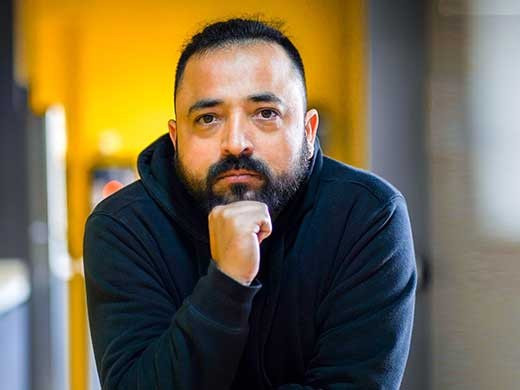 Retrato de Andrés González publicado por Diario Estrategia