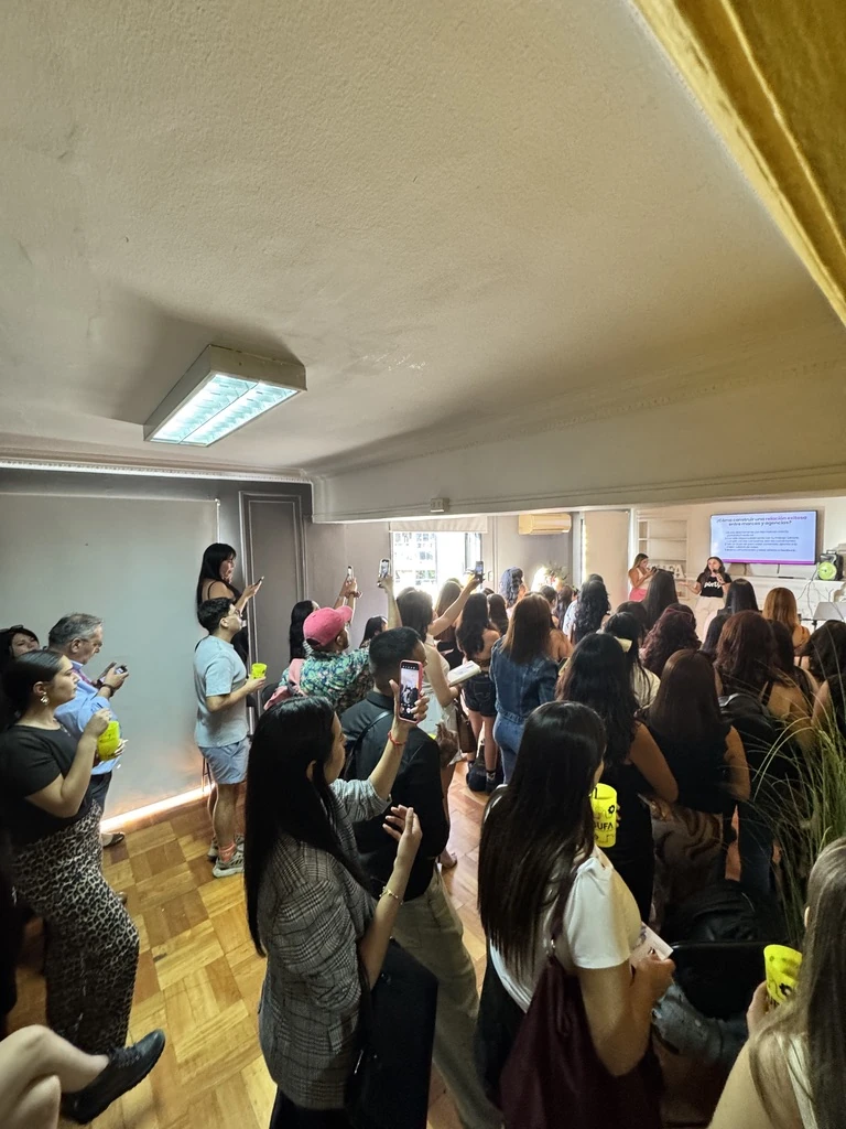 Emprendedores compartiendo durante una actividad de la comunidad BUFA